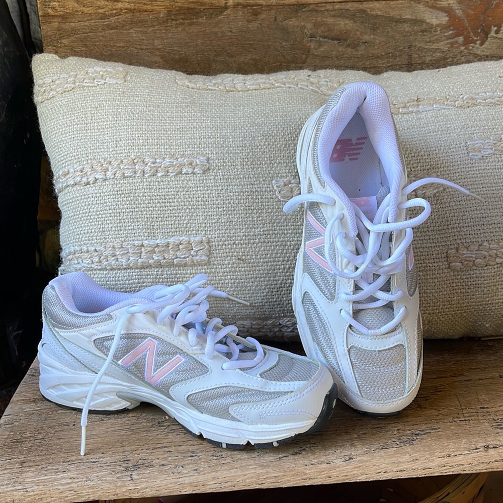New and never worn ladies New Balance tennis shoes